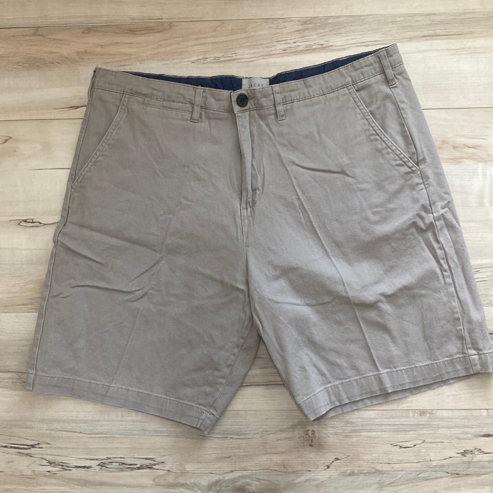 Jachs New York Mens Size 38 Shorts. Khaki color. 4 pockets and one coin pocket.